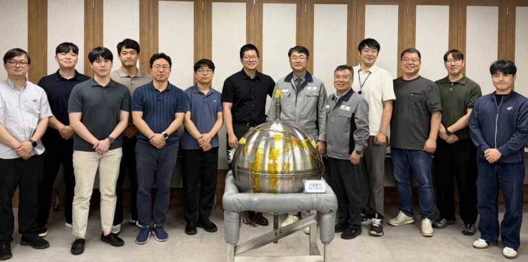 5BPhoto 55D Fabricated and Tested Ti 6Al 4V Tank with Researchers Involved in the Development Project 20481019 ZSeGd0