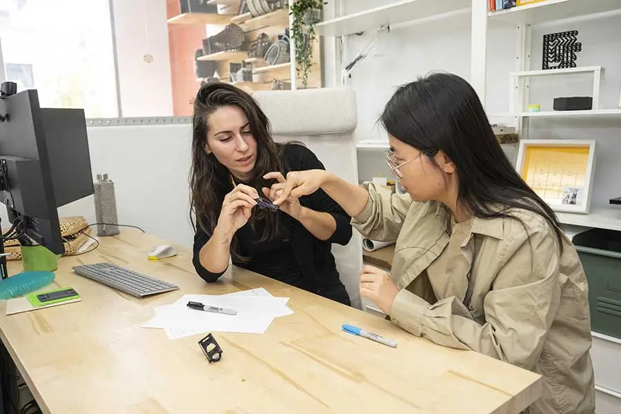 3D Printed Customizable Bistable Finger Orthotic for Arthritis & Injury Recovery3DPrint.com | Additive Manufacturing Business 2 ion lin web.jpg 7KMcim