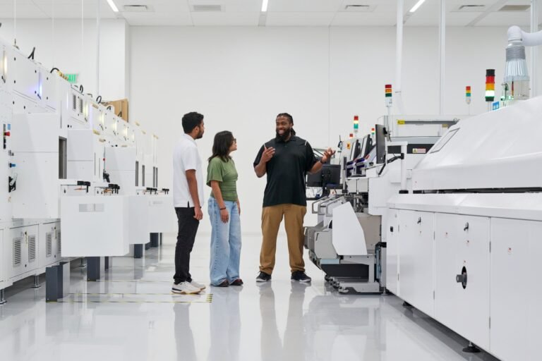 Apple Advanced Manufacturing Center Houston factory floor 01 big.jpg.large 2 08upsA